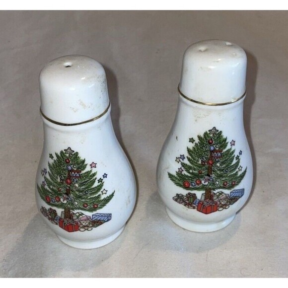 Vintage WOOLWORTH CHRISTMAS TREE Porcelain Salt & Pepper Shakers w/ Gold Trim - Picture 1 of 8